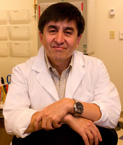 米オレゴン健康科学大学のシュークラト・ミタリポフ教授。