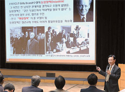 李元馥（イ・ウォンボク）教授が１６日、ソウルポスコセンターで統一をテーマに講演している。