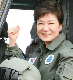 朴槿恵大統領が２２日、論山陸軍航空学校で陸軍航空操縦士のジャケットを着てスリオンに試乗している。（青瓦台写真記者団）