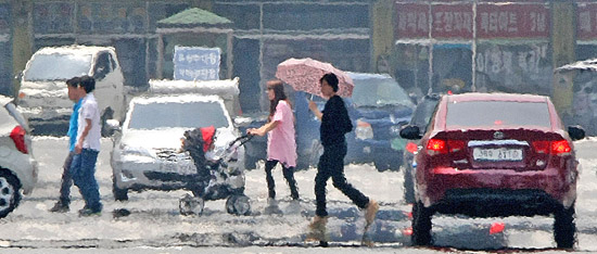 ２３日の韓国は全国的に日中の気温が３０度前後になる初夏の天気が続いた。この日のソウルと京畿地域では今年初めてオゾン注意報が発令された。オゾンは１時間平均０．１２ｐｐｍ以上になると注意報が発令される。昼間の最高気温が３１度まで上がった大邱市（テグシ）ではこの日午後、山格洞（サンギョクトン）総合流通団地前のアスファルト上に地熱がたまり、かげろうが広がっていた。