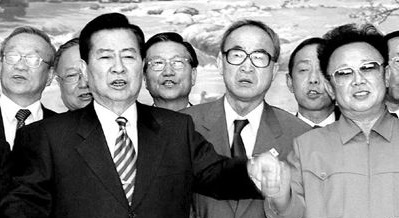 ２０００年の南北首脳会談に同行した姜万吉教授（後列の左側）が金大中（キム・デジュン）大統領らと歌を歌っている。
