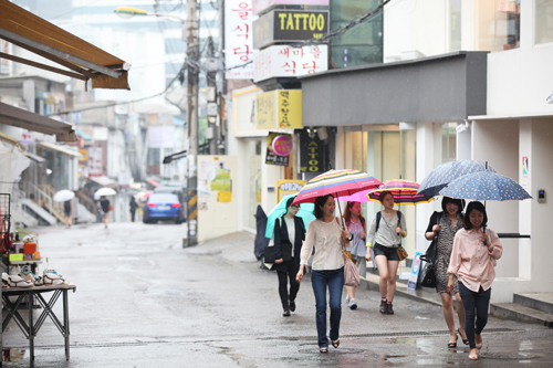 ３０度に達する夏日だった週末からうってかわり、久々の雨となった今日のソウル。いつもは若者で賑わう弘大（ホンデ）の街も、人通りがまばらです。