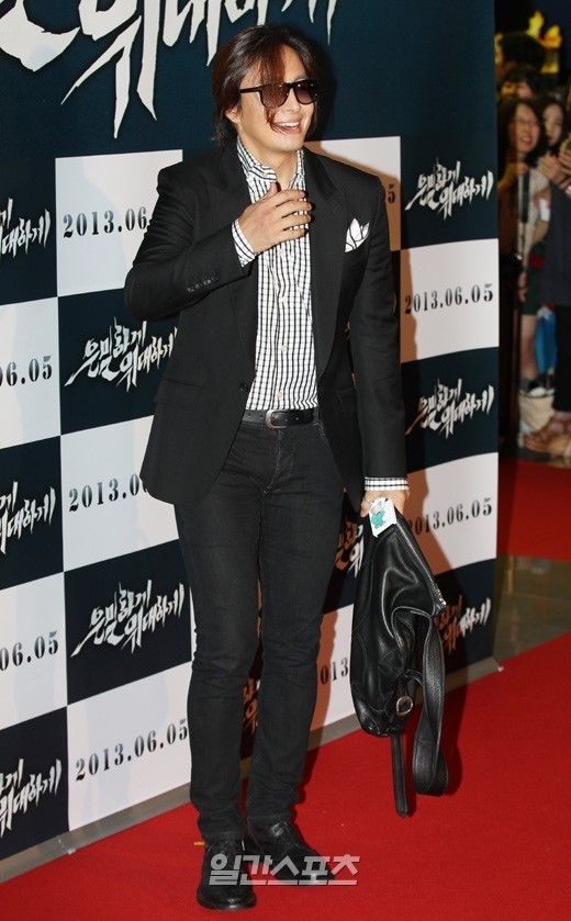 ２７日、ソウル三成洞（サムソンドン）のＣＯＥＸメガボックスで行われた映画『隠密に偉大に』の試写会に登場した俳優のペ・ヨンジュン。