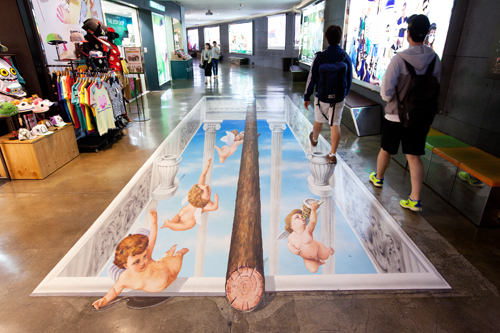 新しいフォトスポットとして誕生したトリックアート「希望の橋」は、地下鉄２号線新村駅から「U-PLEX」へと続く連結通路に位置。まるで橋の上を歩くような不思議な写真が撮れます。