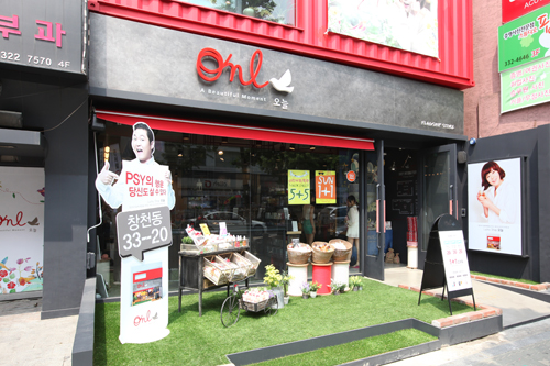 新鋭コスメブランド「Onl(オヌル)」の１号店が３月末に新村にオープン。化粧品やボディ用品などがそろいます。モデルはワールドスターのPSY(サイ)と女優チェ・ガンヒ。