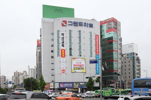 ３階建てのビルに店舗を構えていた「UNIQLO 新村店」は３月に閉店し、200m離れたグランドマートに６階構成と規模を拡張して年内入店予定。お店の入れ替わりが激しい新村、次はどんなスポットが誕生するか楽しみです。