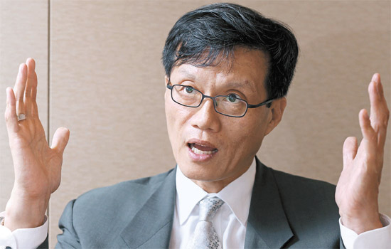 ＡＤＢのイ・チャンヨン首席エコノミストは、「アベノミクスが成功し、円安は国際共助を通じ調整されるのが韓国経済に最も良い」と話した。
