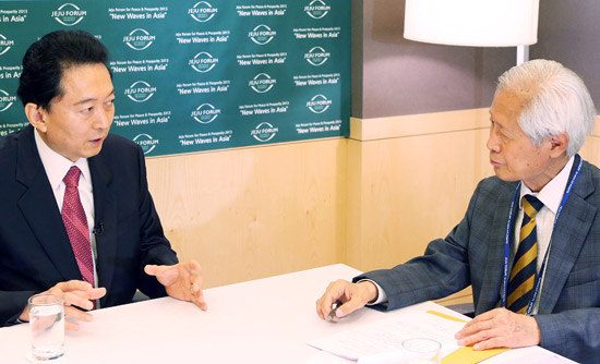 先月３０日、済州フォーラムに出席した鳩山由紀夫元首相（左）が西帰浦市のホテルでキム・ヨンヒ大記者とインタビューしている。