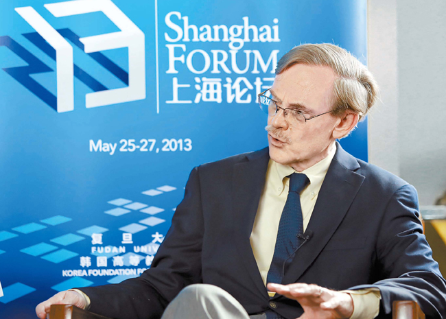 上海フォーラムに演説者として出席したロバート・ゼーリック元世界銀行総裁。