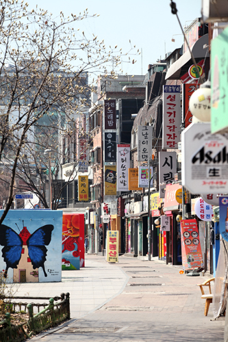 クラブや居酒屋が多く、若者の夜遊びスポットとして不動の人気を誇る弘大（ホンデ）エリア。新しい店も次々と生まれるこのエリアで、最近ユニークなコンセプトを売りにした居酒屋が人気を集めています。