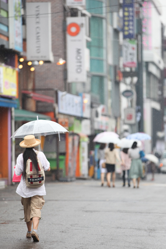 ５月末に梅雨入りが発表された日本。韓国でも今年の梅雨は例年より１０日ほど早い６月中旬頃の予想です。そんな梅雨シーズンに備え街にも雨の日グッズが続々登場しています。