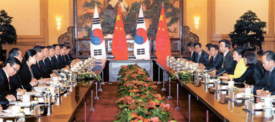 朴槿恵（パク・クネ）大統領と中国の習近平国家主席が２７日午後、北京人民大会堂東大庁で単独首脳会談に続き拡大首脳会談を行っている。