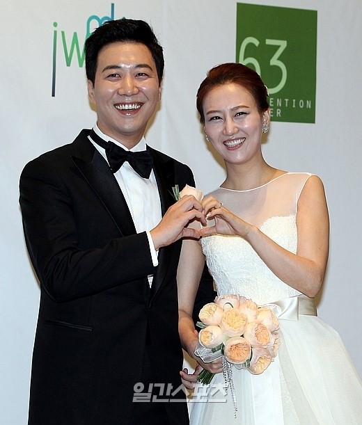 ＫＢＳ（韓国放送公社）アナウンサーのト・ギョンウォン（左）と歌手のチャン・ユンジョン。