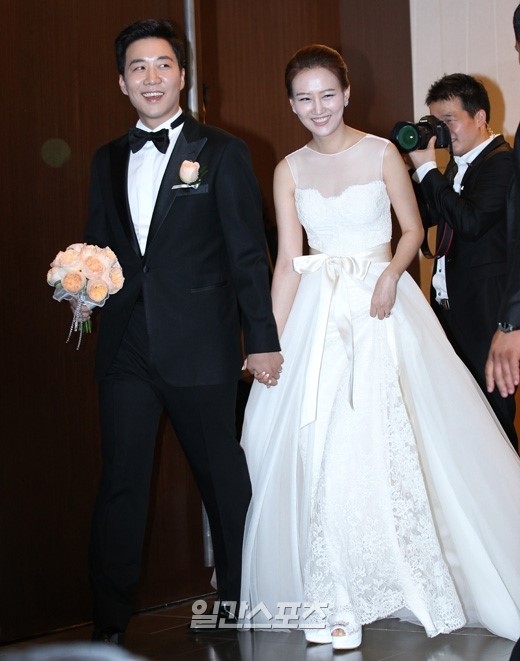 ト・ギョンウォン（左）と歌手のチャン・ユンジョン。