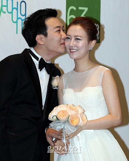 ＫＢＳ（韓国放送公社）アナウンサーのト・ギョンウォン（左）と歌手のチャン・ユンジョン。