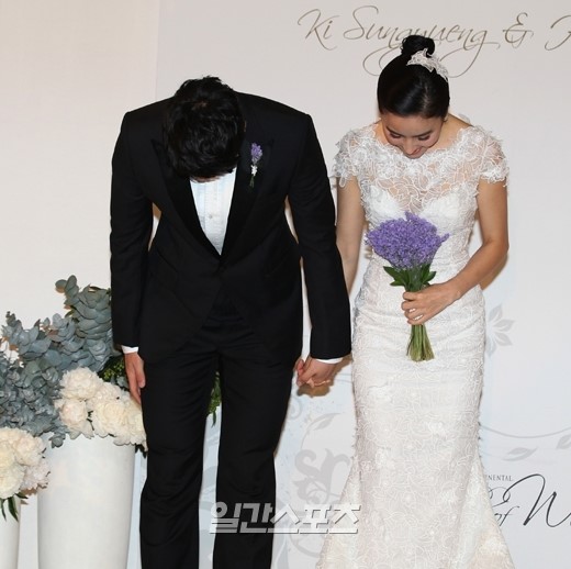 １日、ソウル三成洞（サムソンドン）のインターコンチネンタル・ソウルＣＯＥＸで結婚式を挙げた奇誠庸（キ・ソンヨン、左）と女優のハン・ヘジン。