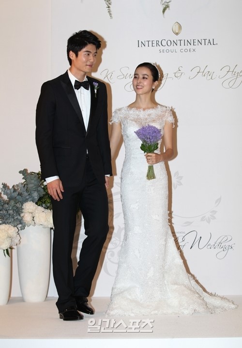 １日、ソウル三成洞（サムソンドン）のインターコンチネンタル・ソウルＣＯＥＸで結婚式を挙げた奇誠庸（キ・ソンヨン、左）と女優のハン・ヘジン。