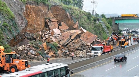 土砂崩れが発生した京釜高速道路