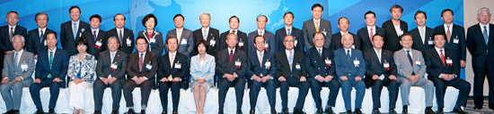 第８回韓日中賢人会議が開かれた８日、北海道・洞爺湖町のホテルで参加者らが記念撮影をしている。