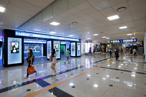 芸能事務所が集まるエリアに位置する、地下鉄盆唐（ブンダン）線狎鴎亭（アックジョン）ロデオ駅。その構内に、ＫＯＲＡＩＬ韓国鉄道・江南区庁・ＪＹＰエンターテイメントの提携で韓流スターテーマ空間「Ｇ＋　Ｓｔａｒ　Ｚｏｎｅ」が誕生、韓流ファンの新たな名所として注目を集めています。