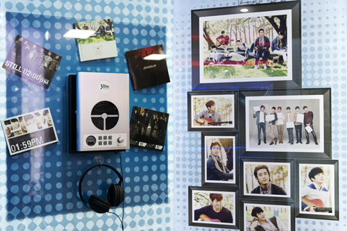 スターの写真で上張りされた柱をはじめ、スターの曲を視聴できるCDプレーヤー、お宝写真展示など、３ヶ月のローテーションで特定スターに親しめるようになっています。また、すべて無料利用可能なのがポイントです。