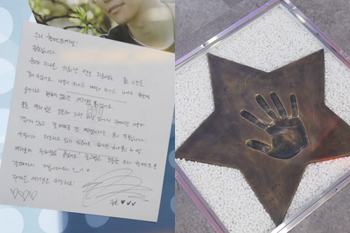 他にも、スターがファンに向けて記した直筆レターの展示(写真左)や、ハンドプリント(写真右)、ミュージックビデオコーナー、等身大パネルフォトゾーンなど充実の内容！大好きな人のぬくもりに触れているうちに、あっと言う間に時間が過ぎてしまいそうです。