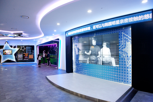 なお「G+ Star Zone」のコンセプトは低所得者層の青少年へ寄付を行なう「ファネーション(Fun+Donation)」で、募金コーナーには現金、500ウォンのデポジットが返金される１回用交通カードなどが。スターに一歩近づきつつ、その志にも同調してみてはいかがでしょう。