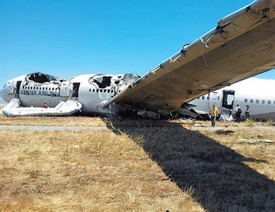 ８日（日本時間）、米サンフランシスコ国際空港で、韓米合同調査団の関係者がアシアナ事故飛行機を調査している。