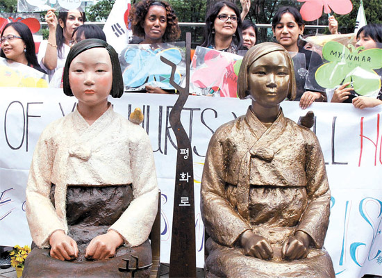 １０日、ソウル中学洞（チュンハクトン）の日本大使館の前に、少女像がもう１つ登場した。