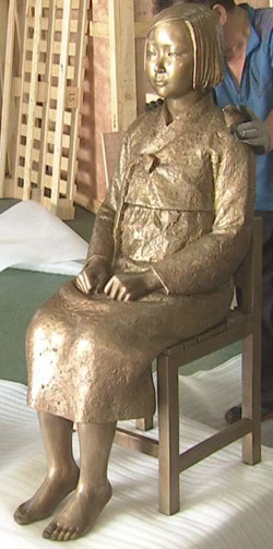 米国カリフォルニア州のグレンデールに設置される海外第１号の日本の従軍慰安婦少女像。