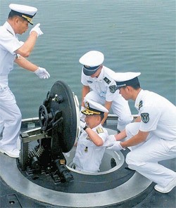 中国の潜水艦から出てくる崔潤喜（チェ・ユンヒ）韓国海軍参謀総長