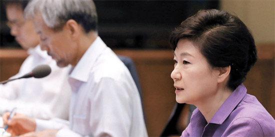 １５日午前、朴槿恵（パク・クネ）大統領が青瓦台で首席秘書官会議を主宰している。