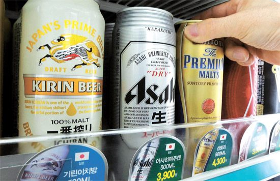 関税庁は１７日、上半期のビール輸入が前年同期より２１％増え３９５１万ドルを記録したと明らかにした。写真はソウル市内のコンビニエンスストアに陳列された日本産ビール。