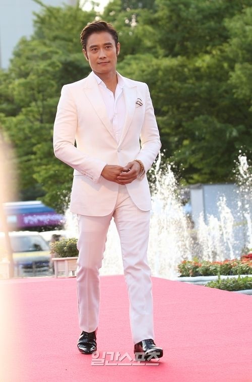 １８日、富川（プチョン）国際ファンタスティック映画祭（ＰｉＦａｎ）開幕式のレッドカーペットイベントに登場した俳優のイ・ビョンホン。