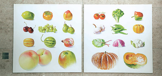 駐日韓国大使官邸の大食堂にはハン・ウンソン氏の「果物採集」シリーズが飾られている。「地球上の生命体の本来の姿を絵に収めておく」と話す作家の代表作だ。（写真＝駐日韓国大使館）