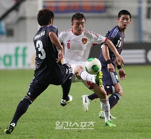 ２１日、ソウルのワールドカップスタジアムで開かれた日本対中国戦の様子。