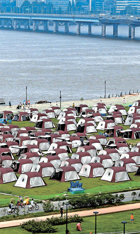 ２１日午後、漢江の汝矣島（ヨイド）地区キャンプ場に大規模テント村があらわれた。