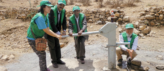 エチオピアの農村アディスアレム（Ａｄｄｉｓ　ａｌｅｍ）で、韓国人のセマウルボランティア団員が現地住民たちと共に新しく設置したウォーターポンプを作動してみていた。