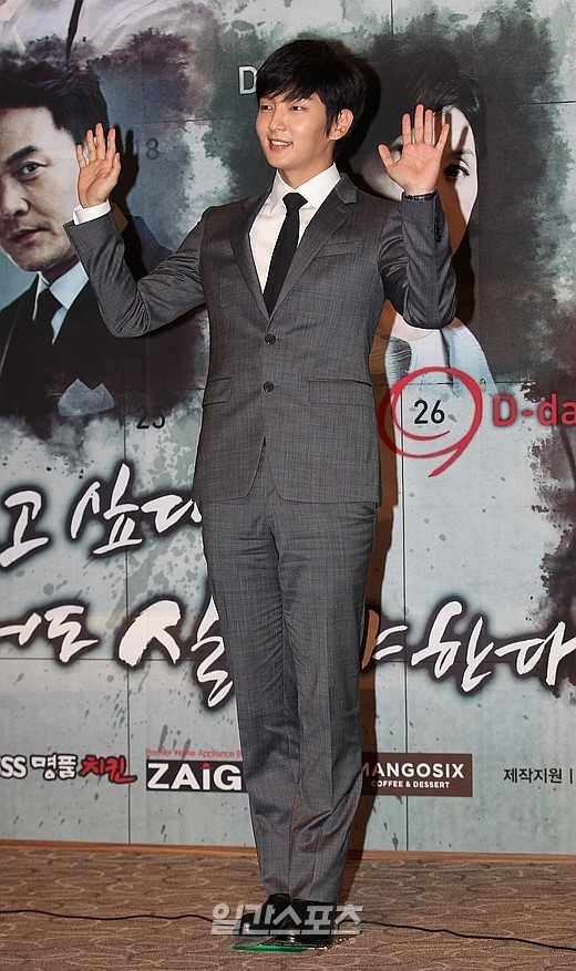 ドラマ『Ｔｗｏ　Ｗｅｅｋｓ』の制作発表会が行われたソウル江南（カンナム）のコンベンションＨＥＲＩＴＺ・メモリアホールに登場した俳優のイ・ジュンギ。