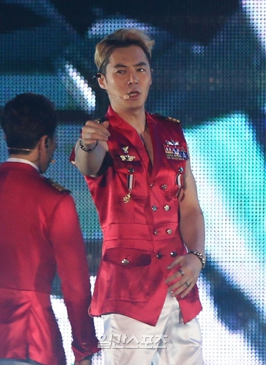４日、『２０１３ ＳＨＩＮＨＷＡ ＧＲＡＮＤ ＦＩＮＡＬＥ ”ＴＨＥ ＣＬＡＳＳＩＣ” ｉｎ ＳＥＯＵＬ』コンサートに登場したＳＨＩＮＨＷＡ（神話）のチョンジン。