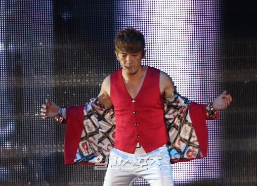 ４日、『２０１３ ＳＨＩＮＨＷＡ ＧＲＡＮＤ ＦＩＮＡＬＥ ”ＴＨＥ ＣＬＡＳＳＩＣ” ｉｎ ＳＥＯＵＬ』コンサートに登場したＳＨＩＮＨＷＡ（神話）のキム・ドンワン。