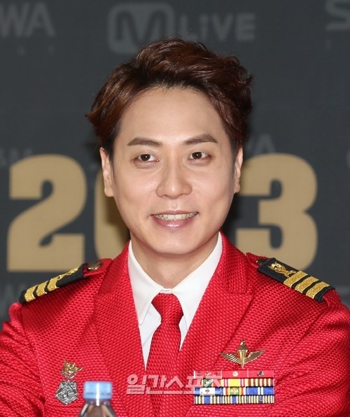 ４日、『２０１３ ＳＨＩＮＨＷＡ ＧＲＡＮＤ ＦＩＮＡＬＥ ”ＴＨＥ ＣＬＡＳＳＩＣ” ｉｎ ＳＥＯＵＬ』コンサートに登場したＳＨＩＮＨＷＡ（神話）のメンバー。