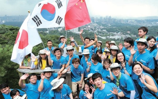 ５日から１９日まで木浦（モクポ）～釜山（プサン）の３００キロメートルを歩く「グローバル国土大長征」に出発した韓日中３カ国の大学生１７０人。