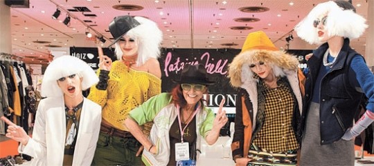 ニューヨーク「ＩＮＴＥＲＭＥＺＺＯコレクション」。Ｋファッションプロジェクトファッションショーで、今回のショーを総括したスタイリスト、パトリシア フィールドがモデルらと共にポーズを取った。フィールドは映画『プラダを着た悪魔』などで衣装を担当したニューヨークファッション界の母だ。（写真＝ファッション協会）
