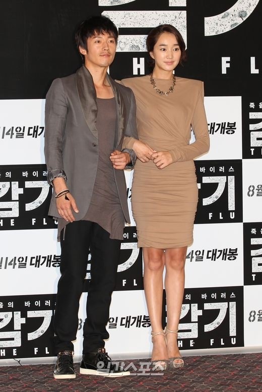 チャン・ヒョク－スエ、仲良く腕組み…映画『風邪』試写会 | Joongang