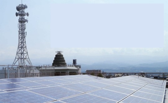 太陽光発電パネルが設置された長野県飯田市の市民会館屋上。０５年に飯田市が太陽光事業者「おひさま進歩エネルギー株式会社」に無償で貸与した。