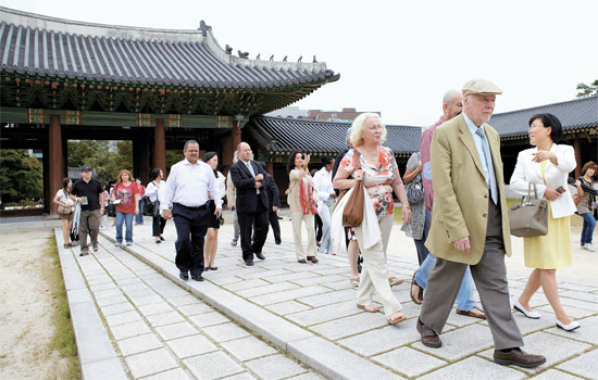 昨年開かれた第３回文化疎通フォーラム（ＣＣＦ）参加者がソウルの昌徳宮後苑（チャンドックンフウォン）を散策している。今年は９月１～３日にソウルで開かれる。（写真＝文化疎通フォーラム）