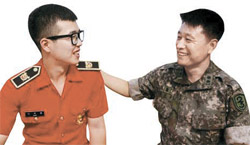 キム・ナムグン中佐（４４、写真右）とシン・プルム兵長（２３）
