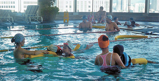プラザホテルが最上層の室内プールで子供専用アクアロビックのクラスを開くなど、一流ホテルも多様な夏パッケージ商品を出している。（写真＝プラザホテル）