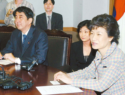 ０４年、ハンナラ党代表だった朴槿恵大統領（右）が自民党幹事長の資格で訪韓した安倍氏と会談している。［中央フォト］